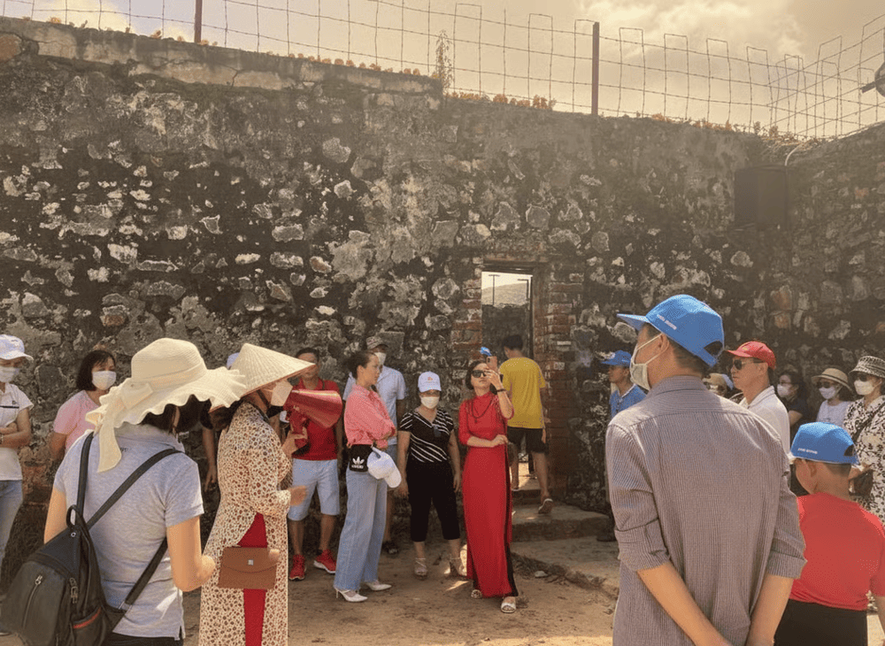 Lắng nghe thuyết minh tại nhà tù Côn Đảo